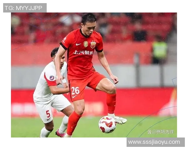 足球明星之子在比赛中精彩进球引发全场欢呼父亲自豪点赞